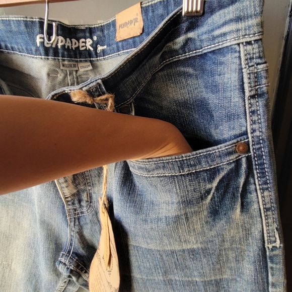 Brand New! Flypaper Mens  33 x 30 Flap Pockets Distressed Denim Light Wash Jeans - Picture 8 of 9